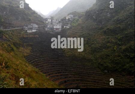 (150401) -- "LIUTONG, 1er avril 2015 (Xinhua) -- Photo prise le 11 mars 2015 indique les villageois nouvellement construit des maisons sur la route dans le village de Qibainong Guzhu, canton sud-ouest de la Chine, région autonome Zhuang du Guangxi. En raison de l'absence de plaine, la plupart des familles dans les zones montagneuses de l'ouest "Liutong construire leurs maisons sur les collines. Dans Qibainong Bansheng et comtés de "Liutong, gens de l'ethnie Miao ont vécu dans les montagnes pendant environ mille ans. Ils comptent sur la plantation des cors pour leur subsistance. Trois étages bâtiment guindée est l'architecture traditionnelle de style Banque D'Images