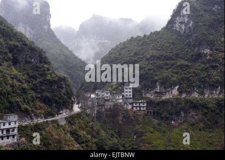 (150401) -- "LIUTONG, 1er avril 2015 (Xinhua) -- Photo prise le 11 mars 2015 indique les villageois nouvellement construit des maisons sur la route au village de Bahao Bansheng Township, dans le sud-ouest de la région autonome Zhuang du Guangxi. En raison de l'absence de plaine, la plupart des familles dans les zones montagneuses de l'ouest "Liutong construire leurs maisons sur les collines. Dans Qibainong Bansheng et comtés de "Liutong, gens de l'ethnie Miao ont vécu dans les montagnes pendant environ mille ans. Ils comptent sur la plantation des cors pour leur subsistance. Trois étages bâtiment guindée est l'architecture traditionnelle de style Banque D'Images