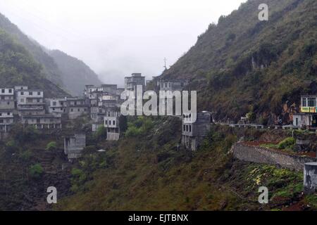 (150401) -- "LIUTONG, 1er avril 2015 (Xinhua) -- ?Photo prise le 11 mars 2015 indique les villageois nouvellement construit des maisons sur la route au village de Bahao Bansheng Township, dans le sud-ouest de la région autonome Zhuang du Guangxi. En raison de l'absence de plaine, la plupart des familles dans les zones montagneuses de l'ouest "Liutong construire leurs maisons sur les collines. Dans Qibainong Bansheng et comtés de "Liutong, gens de l'ethnie Miao ont vécu dans les montagnes pendant environ mille ans. Ils comptent sur la plantation des cors pour leur subsistance. Trois étages bâtiment guindée est l'architecture traditionnelle de style Banque D'Images