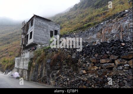 (150401) -- "LIUTONG, 1er avril 2015 (Xinhua) -- Photo prise le 11 mars 2015 indique les villageois nouvellement construit des maisons sur la route au village de Bahao Bansheng Township, dans le sud-ouest de la région autonome Zhuang du Guangxi. ? En raison de l'absence de plaine, la plupart des familles dans les zones montagneuses de l'ouest "Liutong construire leurs maisons sur les collines. Dans Qibainong Bansheng et comtés de "Liutong, gens de l'ethnie Miao ont vécu dans les montagnes pendant environ mille ans. Ils comptent sur la plantation des cors pour leur subsistance. Trois étages bâtiment guindée est l'architecture traditionnelle de style Banque D'Images