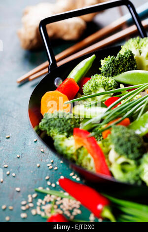 La cuisine chinoise. La cuisson au wok de légumes. Wok végétarien Banque D'Images