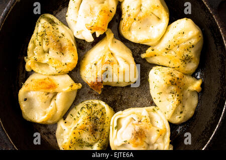 Raviolis frits à la viande dans une poêle. Vue supérieure, close-up Banque D'Images