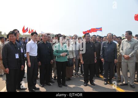 Stung Treng, au Cambodge. 1er avril 2015. Le Premier ministre cambodgien Hun Sen (3R à l'avant) et l'Ambassadeur de Chine au Cambodge Bu Jianguo (4e) avant l'assister à la cérémonie d'inauguration d'un pont et une route dans la province de Stung Treng, au Cambodge, le 1er avril 2015. Le Cambodge a inauguré un 1,73km du pont de la rivière du Mékong, ainsi qu'un 143km route, ici le mercredi en vue d'encourager le développement économique et réduire la pauvreté dans cette région de l'extrême nord-est. Crédit : Li Hong/Xinhua/Alamy Live News Banque D'Images