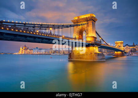 Budapest. Image de Budapest, capitale de la Hongrie, au cours bleu crépuscule heure. Banque D'Images