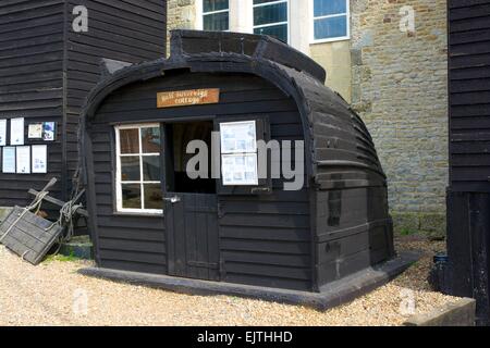 Petit chalet en bois fabriqués à partir de vieux bateau de pêche tournée vers la vieille ville de Hastings, East Sussex, Angleterre Banque D'Images