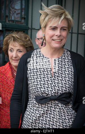 Bruxelles, Belgique, le 31 mars, 2015. La princesse Margriet (L) et de la Princesse Laurentien des Pays-Bas assiste à la cérémonie de remise des prix de la 'FEC La Princesse Margriet Award pour la Culture", prix de la Fondation européenne de la culture (FEC), 31 mars 2015, à Bruxelles. Dpa : Crédit photo alliance/Alamy Live News Banque D'Images