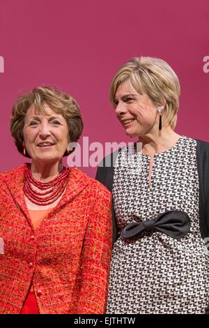 Bruxelles, Belgique, le 31 mars, 2015. La princesse Margriet (L) et de la Princesse Laurentien des Pays-Bas assiste à la cérémonie de remise des prix de la 'FEC La Princesse Margriet Award pour la Culture", prix de la Fondation européenne de la culture (FEC), 31 mars 2015, à Bruxelles. Dpa : Crédit photo alliance/Alamy Live News Banque D'Images