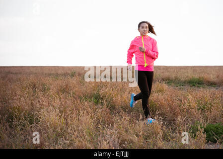 Young woman jogging en pleine nature Banque D'Images