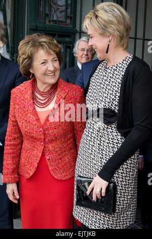 Bruxelles, Belgique, le 31 mars, 2015. La princesse Margriet (L) et de la Princesse Laurentien des Pays-Bas assiste à la cérémonie de remise des prix de la 'FEC La Princesse Margriet Award pour la Culture", prix de la Fondation européenne de la culture (FEC), 31 mars 2015, à Bruxelles. Dpa : Crédit photo alliance/Alamy Live News Banque D'Images