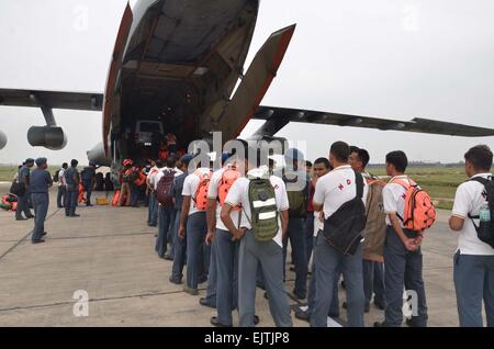 Kolkata, Inde. 30Th Mar, 2015. Force de secours en cas de catastrophe nationale (NDRF) équipe avec matériel de secours, effectués à des inondations alerté J&K de Bathinda Base Aérienne. © Bhaskar Mallick/Pacific Press/Alamy Live News Banque D'Images