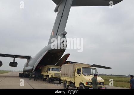 Kolkata, Inde. 30Th Mar, 2015. Force de secours en cas de catastrophe nationale (NDRF) équipe avec matériel de secours, effectués à des inondations alerté J&K de Bathinda Base Aérienne. © Bhaskar Mallick/Pacific Press/Alamy Live News Banque D'Images