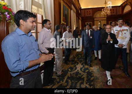 Kolkata, Inde. 30Th Mar, 2015. Le Président de l'Inde, Shri Pranab Mukherjee, présentant la Bharat Ratna sur Pandit Madan Mohan Malaviya (à titre posthume) et présente également le prix Padma à Rashtrapati Bhavan. © Bhaskar Mallick/Pacific Press/Alamy Live News Banque D'Images