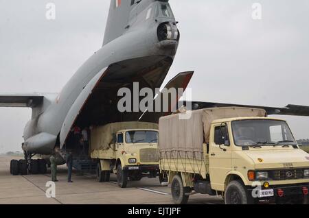 Kolkata, Inde. 30Th Mar, 2015. Force de secours en cas de catastrophe nationale (NDRF) équipe avec matériel de secours, effectués à des inondations alerté J&K de Bathinda Base Aérienne. © Bhaskar Mallick/Pacific Press/Alamy Live News Banque D'Images