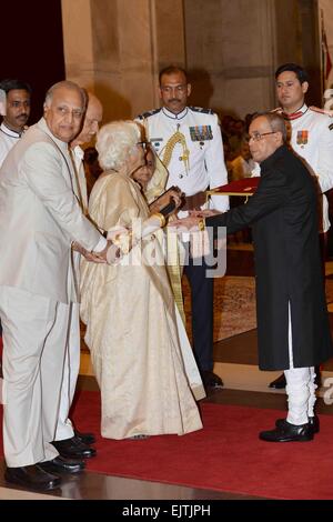 Kolkata, Inde. 30Th Mar, 2015. Le Président de l'Inde, Shri Pranab Mukherjee, présentant la Bharat Ratna sur Pandit Madan Mohan Malaviya (à titre posthume) et présente également le prix Padma à Rashtrapati Bhavan. © Bhaskar Mallick/Pacific Press/Alamy Live News Banque D'Images