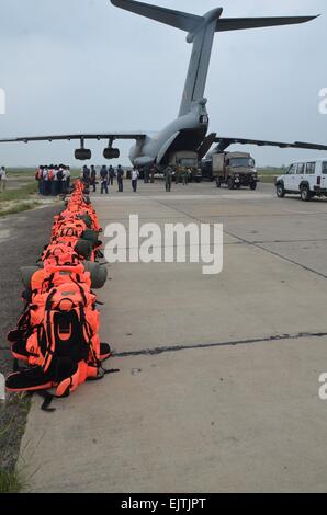 Kolkata, Inde. 30Th Mar, 2015. Force de secours en cas de catastrophe nationale (NDRF) équipe avec matériel de secours, effectués à des inondations alerté J&K de Bathinda Base Aérienne. © Bhaskar Mallick/Pacific Press/Alamy Live News Banque D'Images