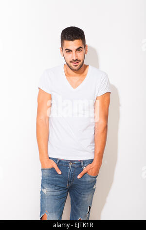 Handsome young man in white tshirt, avec ombre sur fond blanc Banque D'Images