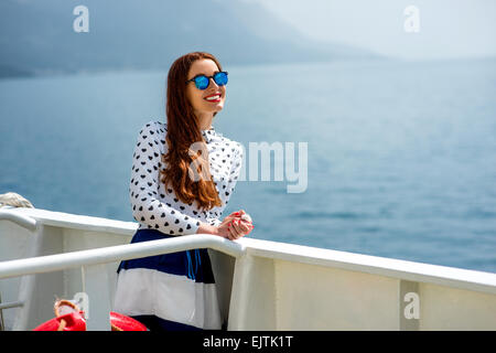 Femme sur un paquebot de croisière ou en ferry Banque D'Images