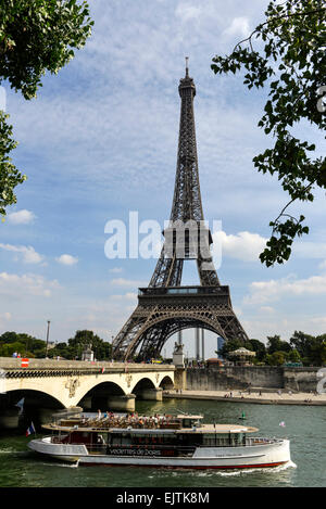 La Tour Eiffel, ferry, bateau-mouche sur la Seine et Pont d'léna, Paris, France Banque D'Images