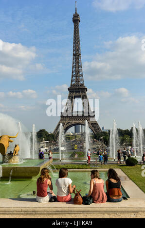 La Tour Eiffel, vu du Trocadéro, Paris, France Banque D'Images