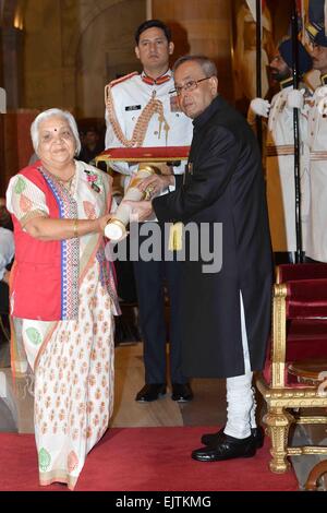 Kolkata, Inde. 30Th Mar, 2015. Le Président de l'Inde, Shri Pranab Mukherjee, présentant la Bharat Ratna sur Pandit Madan Mohan Malaviya (à titre posthume) et présente également le prix Padma à Rashtrapati Bhavan. © Bhaskar Mallick/Pacific Press/Alamy Live News Banque D'Images