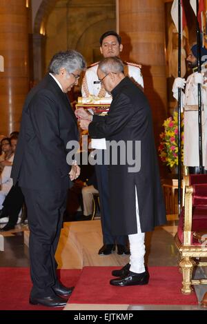 Kolkata, Inde. 30Th Mar, 2015. Le Président de l'Inde, Shri Pranab Mukherjee, présentant la Bharat Ratna sur Pandit Madan Mohan Malaviya (à titre posthume) et présente également le prix Padma à Rashtrapati Bhavan. © Bhaskar Mallick/Pacific Press/Alamy Live News Banque D'Images