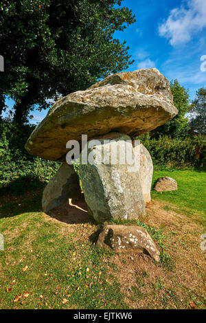 Carreg coetan arthur ou carreg coetan quoit, sépulture mégalithique dolmen de l'époque néolithique, vers 3000 avant J.-C., près de Newport Banque D'Images