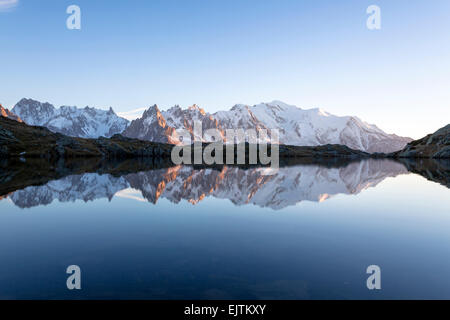 Lumière du soir au Lac de Chésserys avec montagnes derrière de Chamonix, Alpes, France Banque D'Images