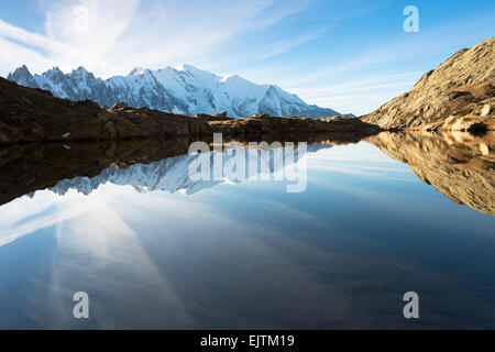 Lumière du soir au Lac de Chésserys avec montagnes derrière de Chamonix, Alpes, France Banque D'Images