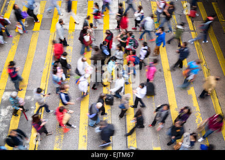 Hong Kong, Hong Kong SAR -Novembre 13, 2014 : passage pour piétons bondés pendant les heures de pointe à Hong Kong. Banque D'Images