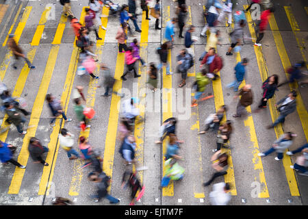 Hong Kong, Hong Kong SAR -Novembre 13, 2014 : passage pour piétons bondés pendant les heures de pointe à Hong Kong. Banque D'Images