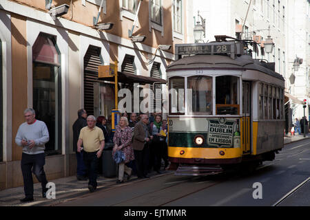 Le tram sur la Rua da Conceição à Lisbonne - Portugal Banque D'Images