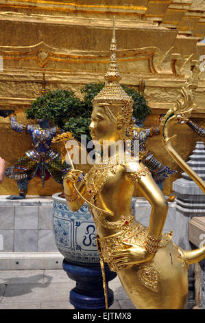 Un Apsonsi mi-femme mi-lion mythique créature l'un des beaux chiffres dorés, la terrasse supérieure du Wat Phra Kaeo Grand Banque D'Images