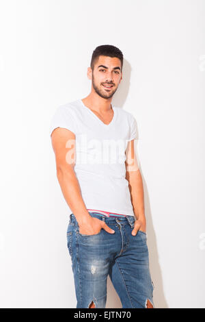 Handsome young man in white tshirt, avec ombre sur fond blanc Banque D'Images