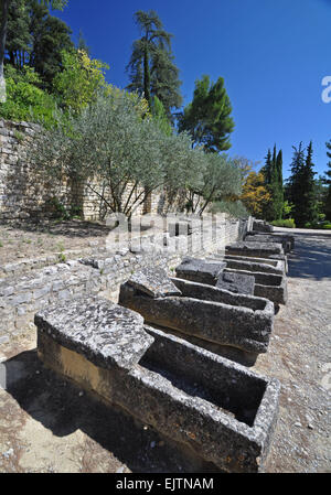 Cercueils en pierre au vaste vestiges gallo-romains sont à Vaison-La-Romaine, Provence, France. Banque D'Images