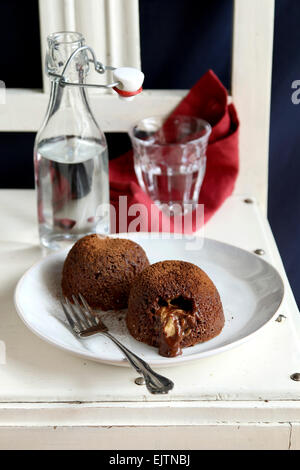 Fondant au chocolat Gâteau de lave avec du beurre d'arachide le remplissage Banque D'Images