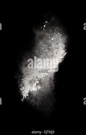 Motion Gel de poudre blanche qui explosent, isolé sur fond sombre, noire. Abstract design de nuage de poussière. Banque D'Images