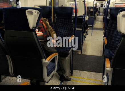 Brême, Allemagne. Mar 31, 2015. Un train NordWestBahn est disponible comme une sorte de 'hôtel train' sur la plate-forme 5 de la gare principale de Brême, Allemagne, 31 mars 2015. Un homme voyageant à Hanovre se repose ici. Le service ferroviaire a cessé pour le moment en raison du cyclone. D'affaires qui ont besoin de combler le temps à la station de train ont l'occasion de dormir ici ou vous réchauffer. La tempête du printemps 'Niklas' se déplace dans l'Allemagne du Nord avec des rafales jusqu'à 120 km par heure. Photo : INGO WAGNER/dpa/Alamy Live News Banque D'Images