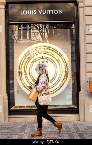 Louis Vuitton, magasin de mode dans la rue Parizska, vieille ville commerçante de Prague, République Tchèque Banque D'Images