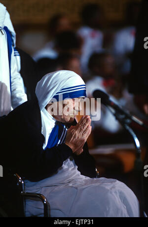 Mère Teresa, fondateur des missions de l'ordre de bienfaisance reçoit détient ses mains pour le saluer après avoir reçu la médaille d'honneur du Congrès au cours d'une cérémonie dans la capitale américaine le 6 mai 1997 à Washington, DC. Banque D'Images