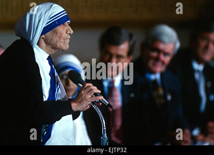Mère Teresa, fondateur des missions de l'ordre de bienfaisance parle après avoir reçu la médaille d'honneur du Congrès au cours d'une cérémonie dans la capitale américaine le 6 mai 1997 à Washington, DC. Banque D'Images