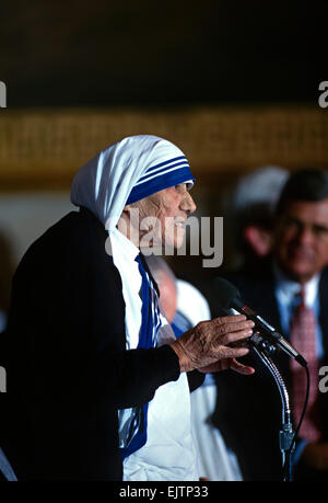Mère Teresa, fondateur des missions de l'ordre de bienfaisance parle après avoir reçu la médaille d'honneur du Congrès au cours d'une cérémonie dans la capitale américaine le 6 mai 1997 à Washington, DC. Banque D'Images