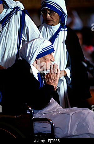 Mère Teresa, fondateur des missions de l'ordre de bienfaisance reçoit détient ses mains pour le saluer après avoir reçu la médaille d'honneur du Congrès au cours d'une cérémonie dans la capitale américaine le 6 mai 1997 à Washington, DC. Banque D'Images