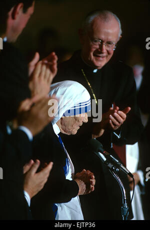 Le Cardinal James Hickey, archevêque de Washington se réjouit de Mère Teresa, fondateur des missions de l'ordre de bienfaisance qu'elle reçoit la médaille d'honneur du Congrès au cours d'une cérémonie dans la capitale américaine le 6 mai 1997 à Washington, DC. Banque D'Images