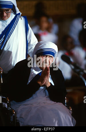 Mère Teresa, fondateur des missions de l'ordre de bienfaisance reçoit la médaille d'honneur du Congrès au cours d'une cérémonie dans la capitale américaine le 6 mai 1997 à Washington, DC. Banque D'Images