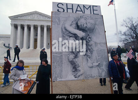 Des manifestants anti-avortement, en face de l'édifice de la Cour suprême à l'anniversaire de la décision d'avortement savent que Roe contre Wade, 22 janvier 1997 à Washington, DC. Banque D'Images