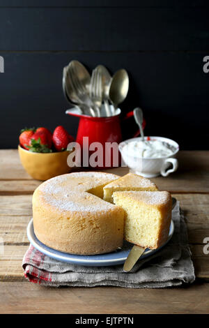 Gâteau fraîchement cuit au four avec de la crème fouettée et de fraises Banque D'Images