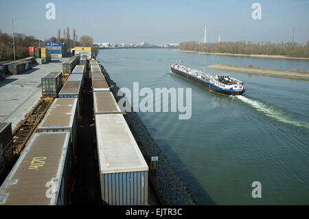 Terminal à conteneurs et les quais, Niehl, Cologne, Allemagne. Banque D'Images