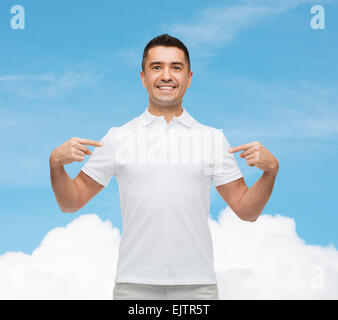 Smiling man t-shirt en pointant les doigts sur lui-même Banque D'Images