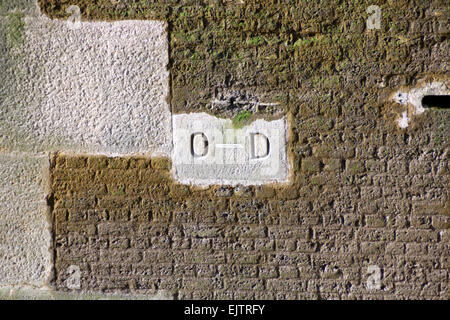 Marquage 'O-D' dans le vieux mur de quai, East India Dock Bassin, Londres Banque D'Images