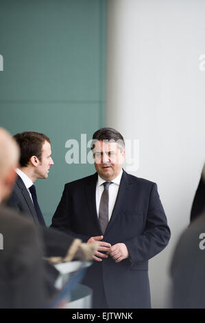 Le ministre allemand de l'économie et l'énergie Sigmar Gabriel (R) et son homologue français Emmanuel Macron (L) parler à la chancellerie à Berlin, Allemagne, 31 mars 2015. Le président français et de nombreux ministres de son cabinet s'est réuni dans la capitale allemande pour le 17e conseil des ministres franco-allemand. Photo : FELIX ZAHN/dpa Banque D'Images